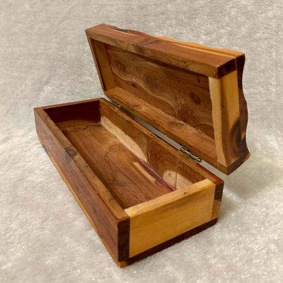 Vintage Souvenir Jewelry Box made of cedar Canada Leaf - Picture 5 of 10